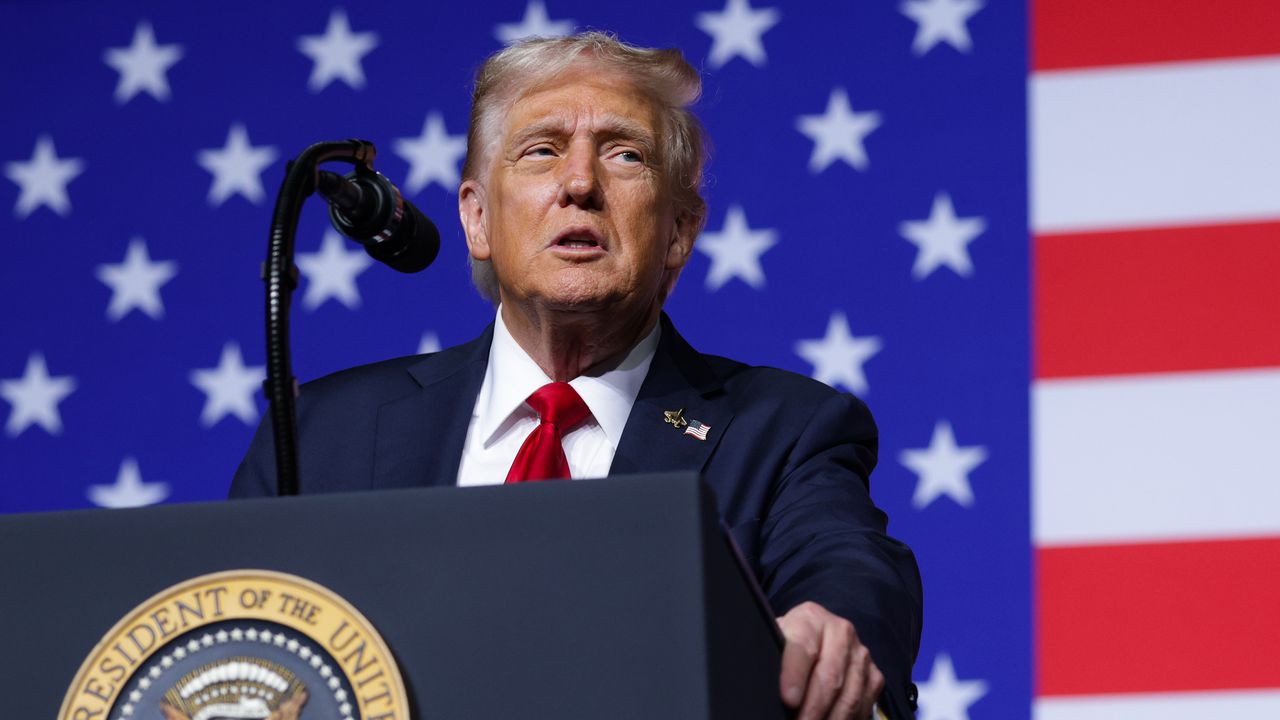 Би Би Си се извини на Доналд Тръмп за редактирането на негова реч