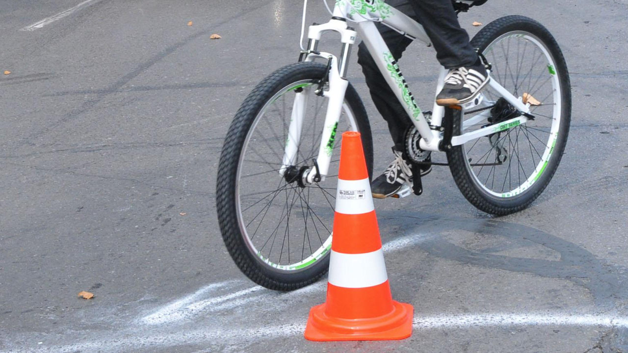 Дрогиран 19-годишен велосипедист блъсна възрастна жена