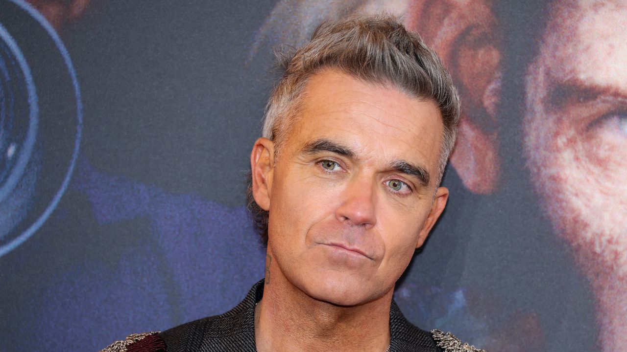 Роби Уилямс си качи снимка с Димитър Бербатов, преди концерта си поиграл и баскетбол в столична зала