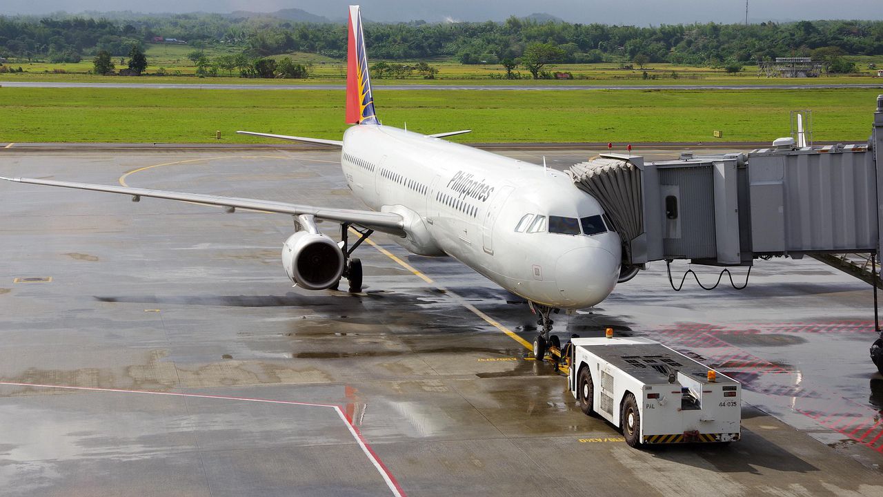 Нискотарифна авиокомпания фалира, оставяйки хиляди пътници блокирани и стотици служители без работа