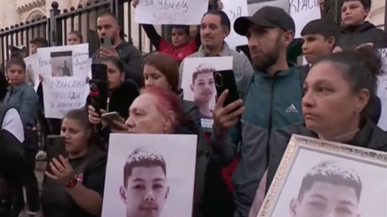 Протестът започна с минута мълчание.Всеки малолетен престъпник може да прави