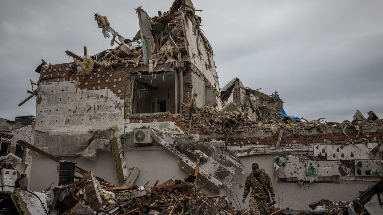 Спасителите намериха тялото на още една жертва под руините. Руската