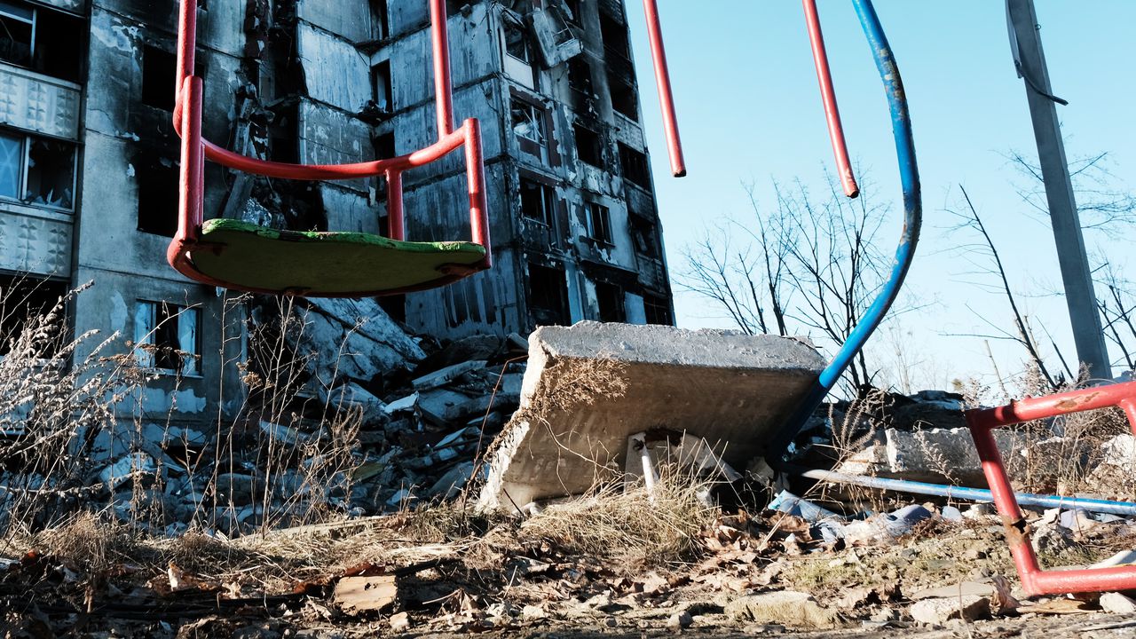 Двама души бяха убити при руска атака срещу украинския град Славянск