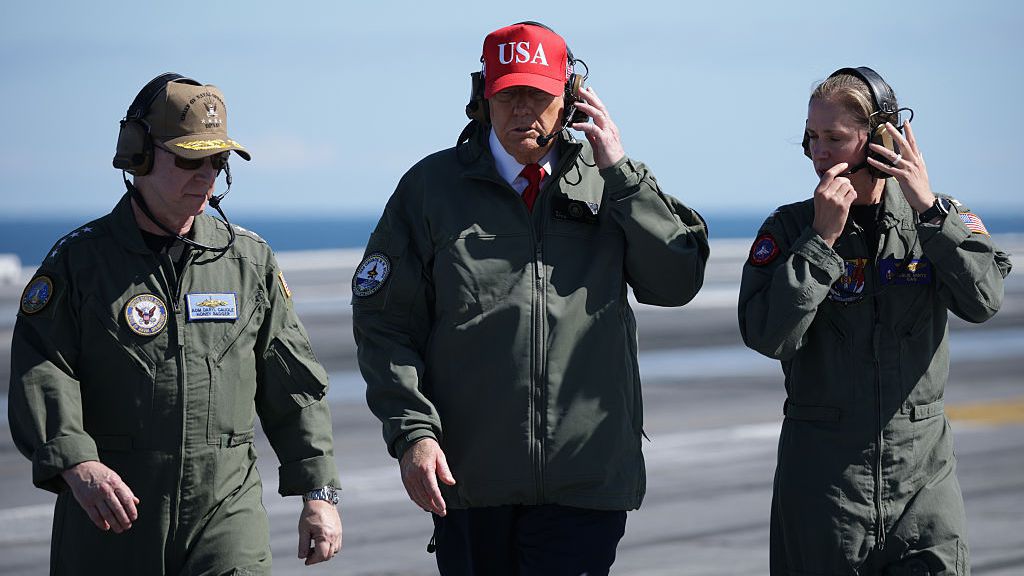 Самолетоносачът „Джералд Форд“, плаващ към Венецуела – под едноличното командване на Тръмп; Конгресът на САЩ – безпомощен