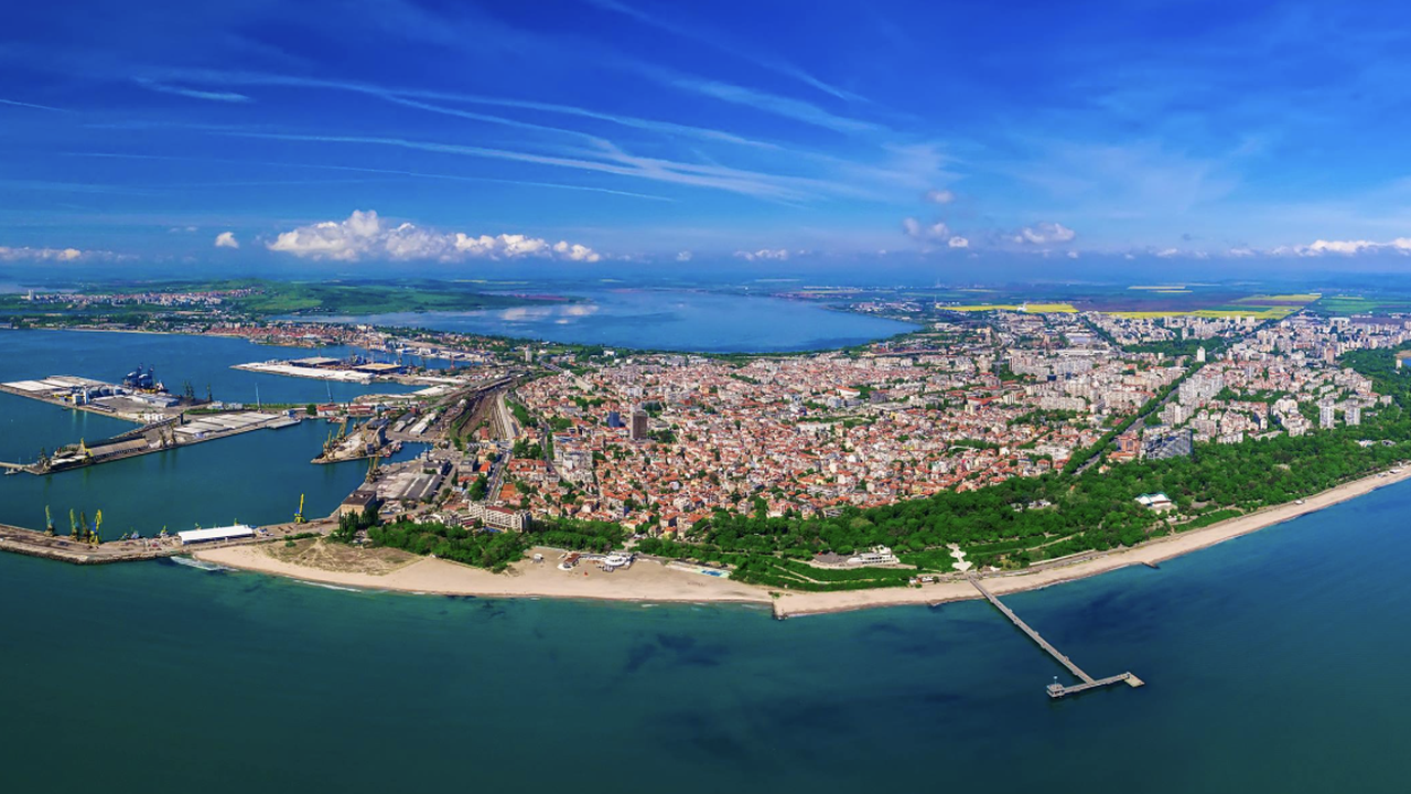 През последните дни в Бургас постъпват сигнали за силни нефтени