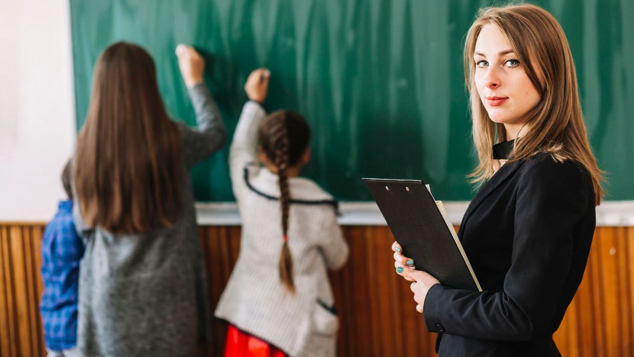 Учителка се опита да навие 16-годишна да прави секс с приятеля ѝ, после ѝ даде пари, за да си мълчи