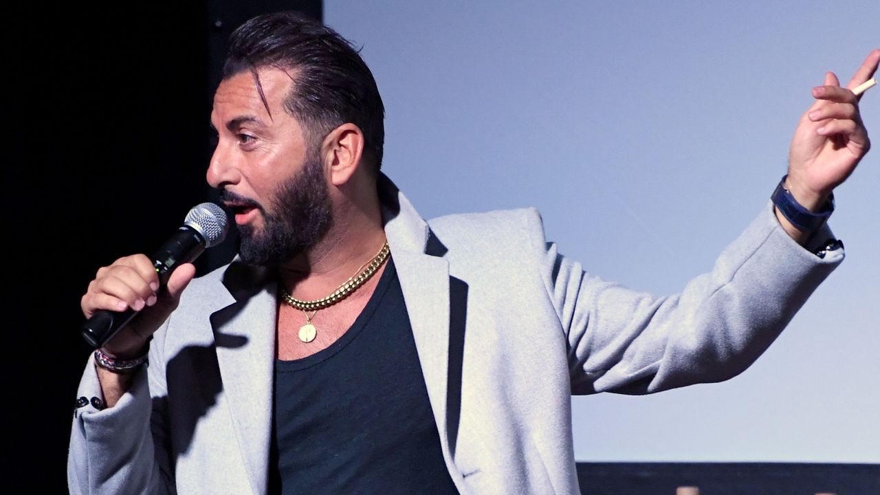 Режисьор и продуцент на лентата е израелско-американският кинодеец Дани Абекейзер