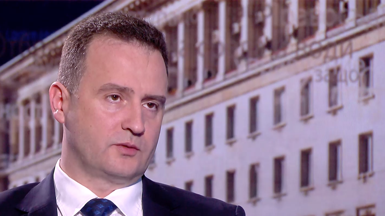 Забраната намалява капацитета на рафинерията и съответно приходите в бюджета,