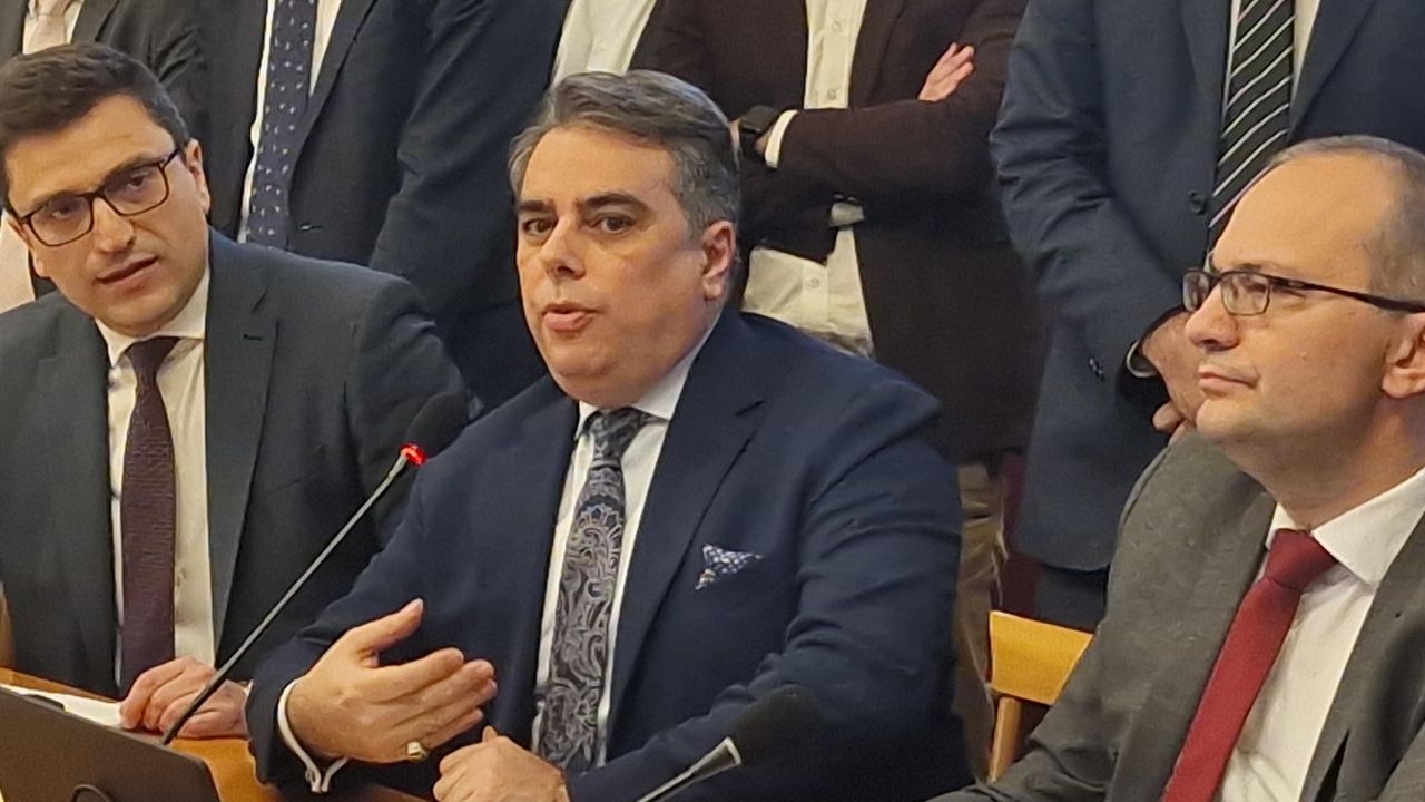 Малко след това бендът подема репликата му и я вплита