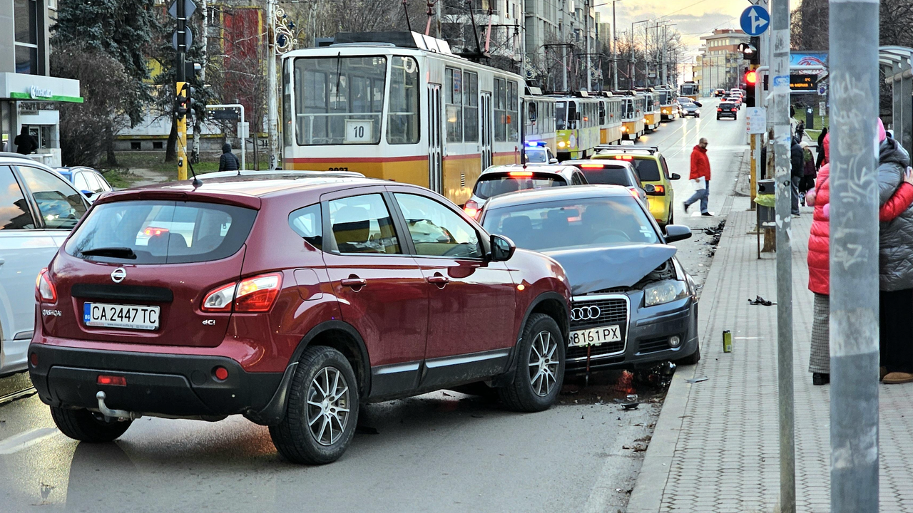 Тройна катастрофа край спирка на градския транспорт запуши трафика на