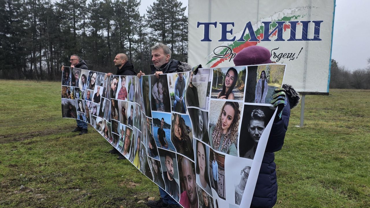 Протестът започна малко преди обяд при разклона за село Телиш,