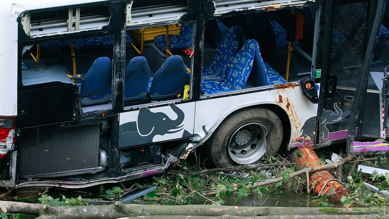 Автобус с 31 души в него излезе извън платното на пътя Донино - Боженци