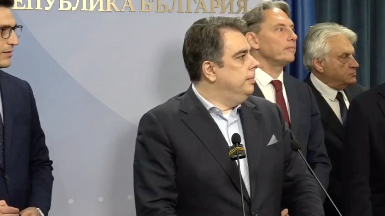 Всички в България обедняха, заяви пред медиите на трибунка в