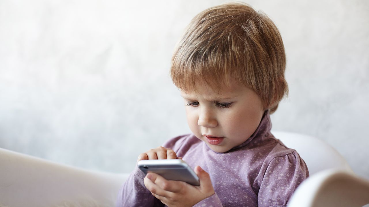 Швеция иска ограничения в ЕС на социалните мрежи за децата