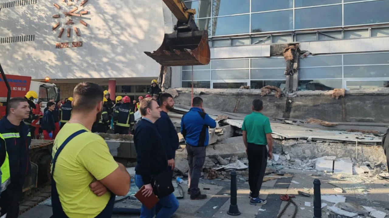 Прокуратурата в северния сръбски град Нови Сад поиска публичен процес за 16-те жертви при срутването на козирката на жп гарата