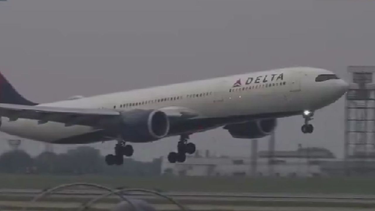 Полет на Delta Airlines беше принуден да се отклони поради