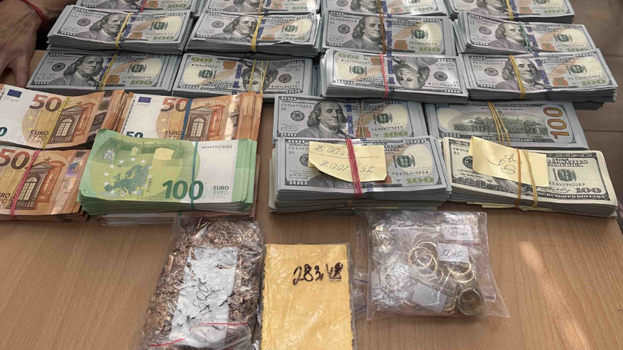 Недекларирани валута и злато за близо 1 500 000 лева откриха митничари