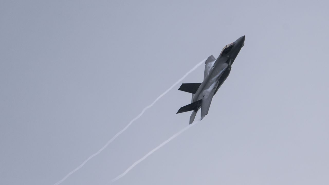 Изтребител F-35 се разби близо до авиобаза в Калифорния