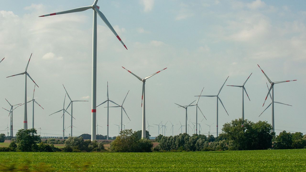 Протест срещу изграждането на ветроенергиен парк се проведе днес пред