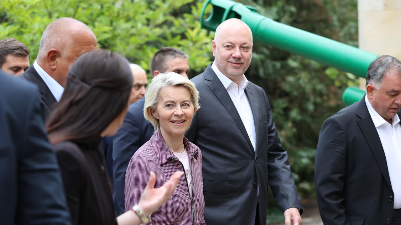 Председателят на ЕК пристигна на летището в . Оттам тя