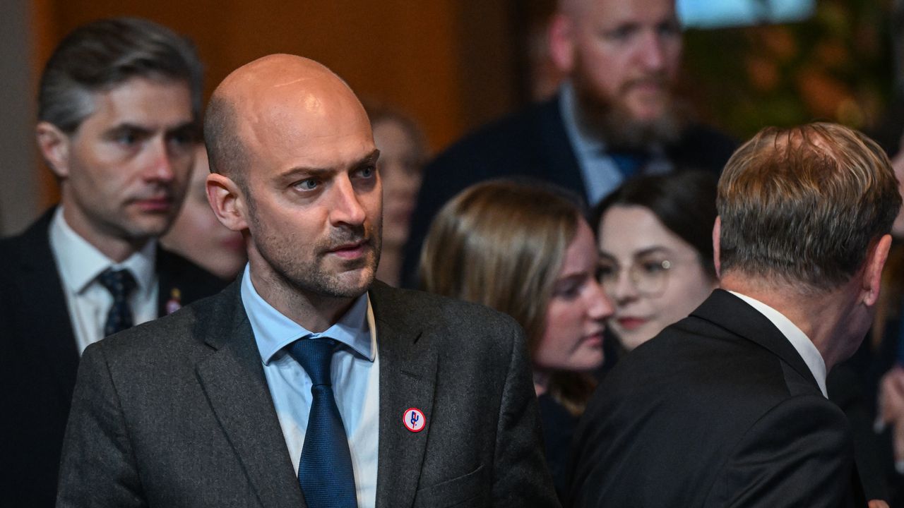 Френският външен министър Жан-Ноел Баро настоя, че Гренландия не е