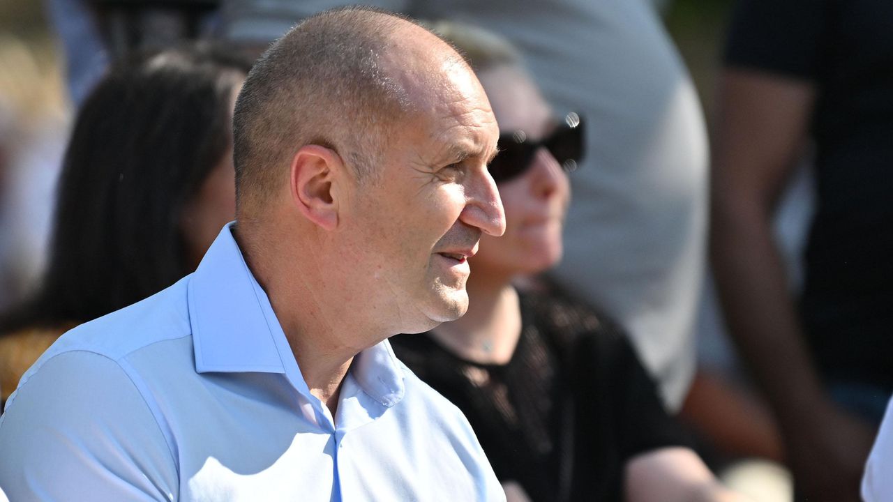 Българският президент се качи на шкодата на жена си пред унгарския си колега