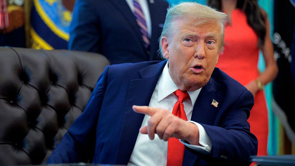 Американският президент Доналд Тръмп заяви в събота, че ще издаде