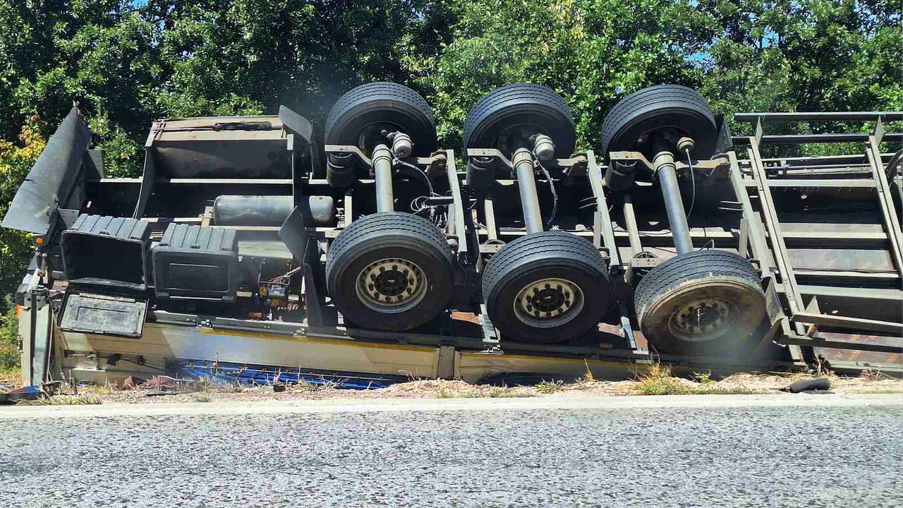 Аварирал камион затапи движението движението през Прохода на Републиката