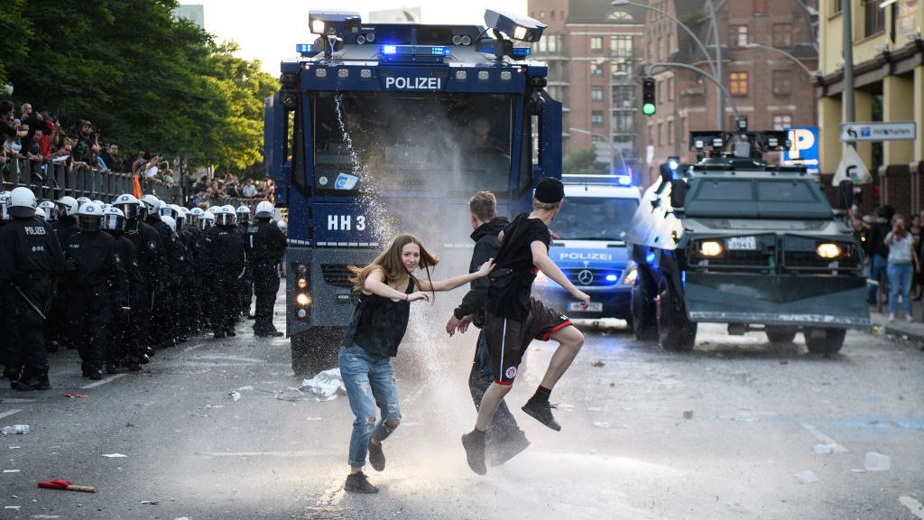 Насилие и сблъсъци с полицията белязаха антивоенно шествие в Кьолн