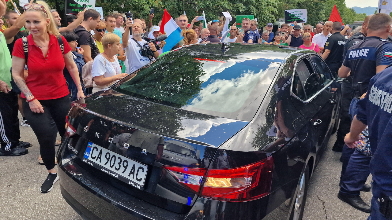 И привърженици на "Величие" се присъединиха към протеста пред ВМЗ-Сопот