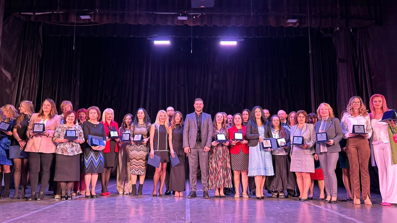 Кметът на район “Искър“ Петко Краев награди учители по повод