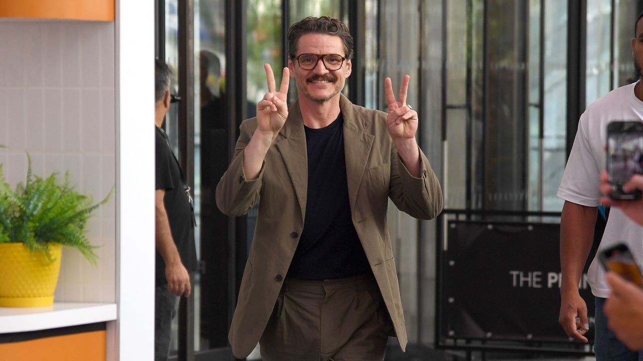 Паскал има особено силна връзка с Алмодовар. В интервю за