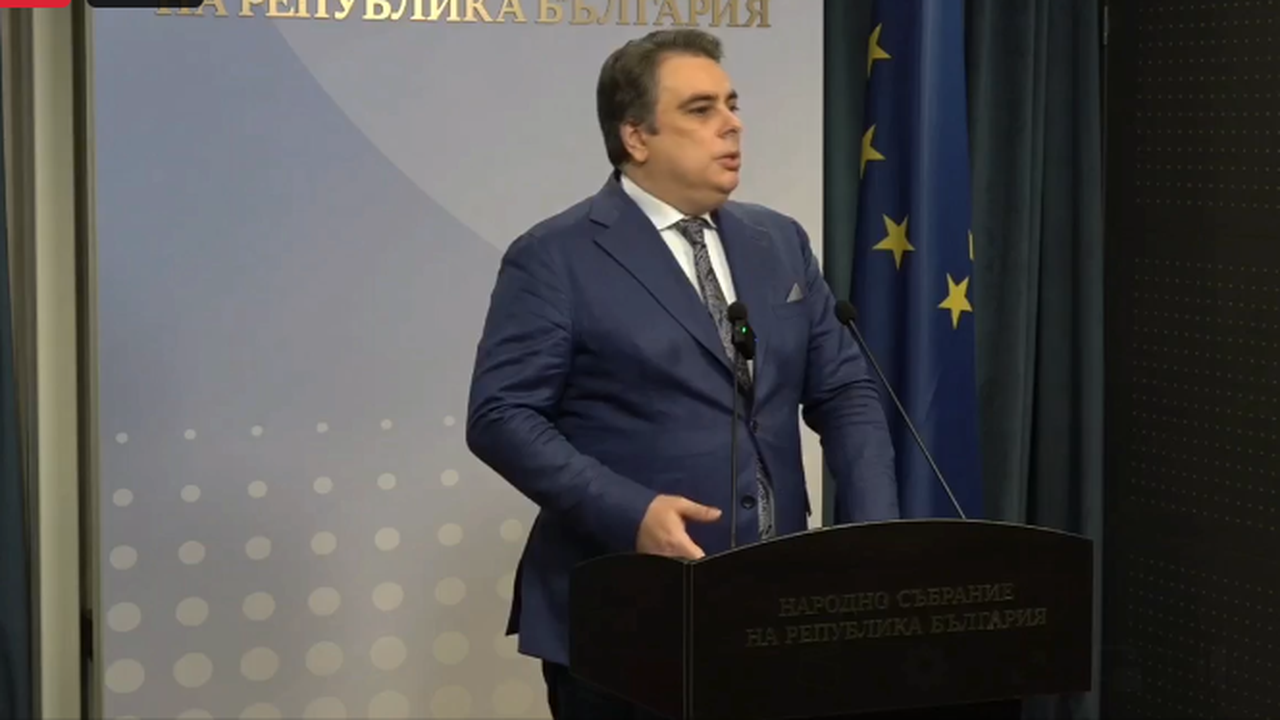 Асен Василев: Борисов да седне и да почете малко, за да се стигне до що-годе разумен бюджет