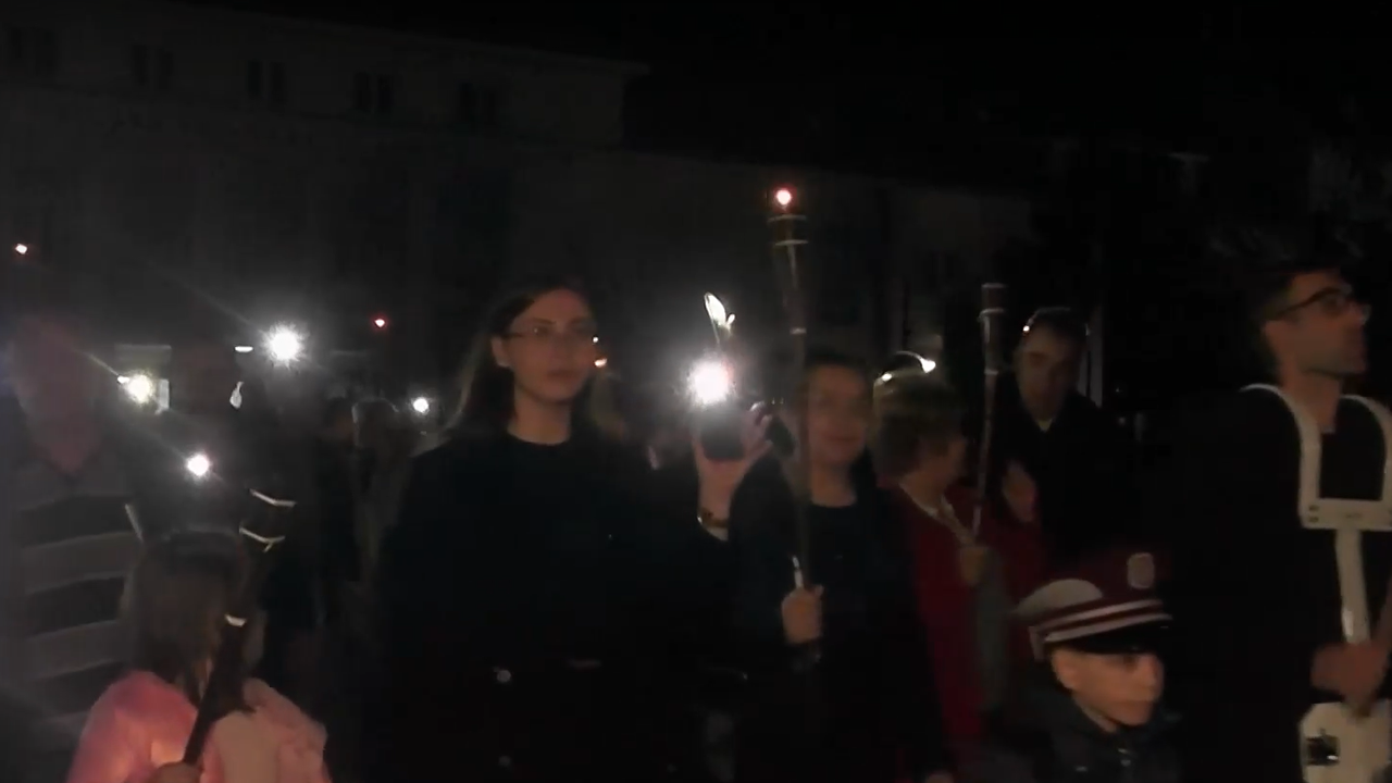 Факли и свещи носиха хора от различни възрасти – деца от