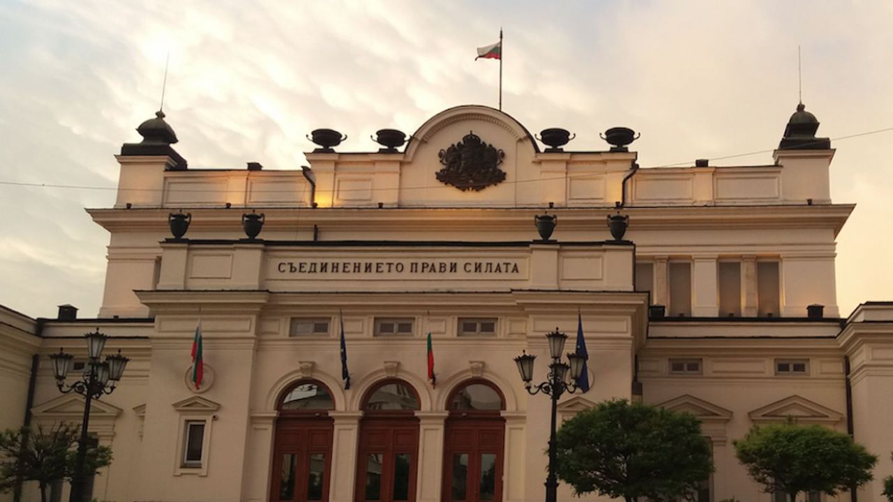 Историческата сграда на Народното събрание се руши. За това предупреди