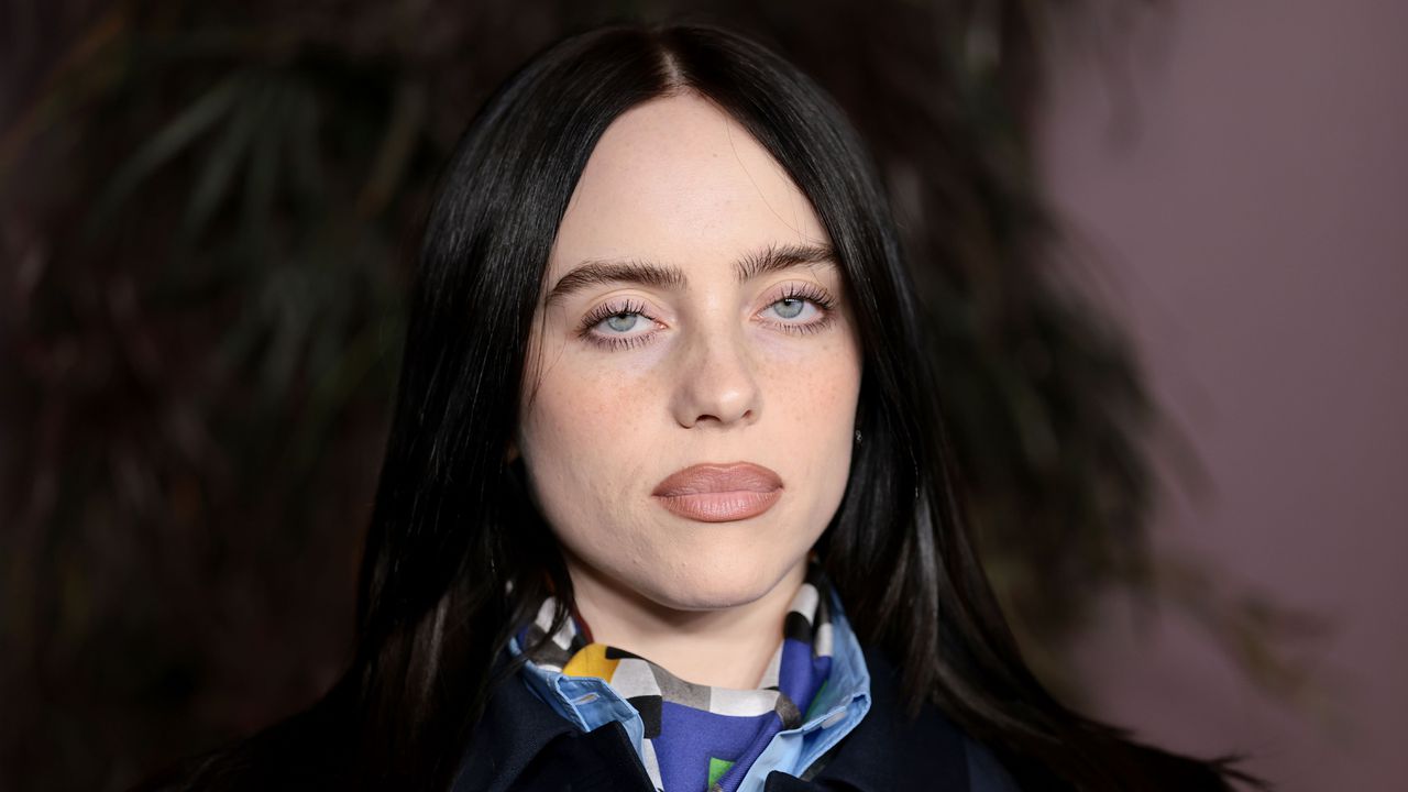 При приемането на наградата, изпълнителката на Bad Guy добави мил,