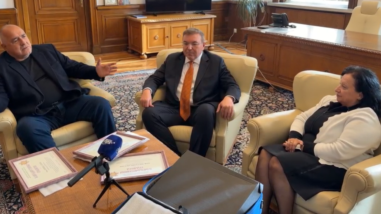 Само от Господ имам страх, каза Борисов, целувайки иконата.На срещата