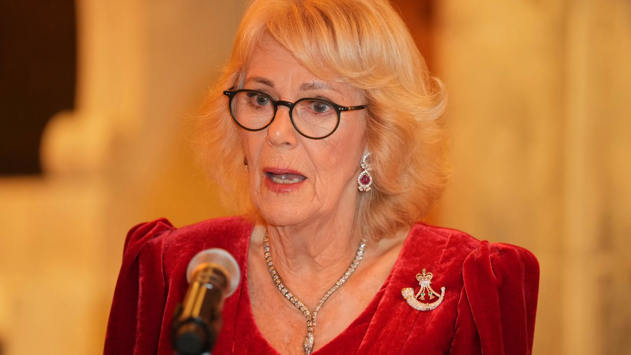 Четях си книга и това момче – мъж – ме