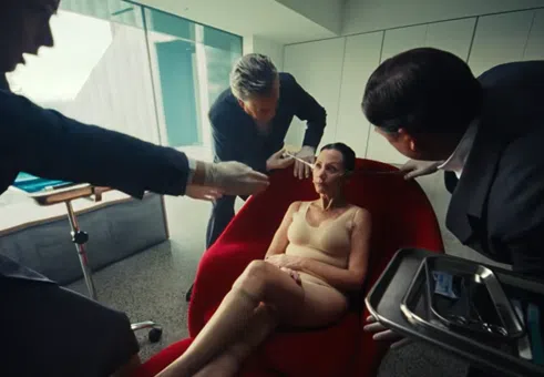 „Богатите живеят по-дълго“: Рекламата за дълголетие, която разбуни духовете