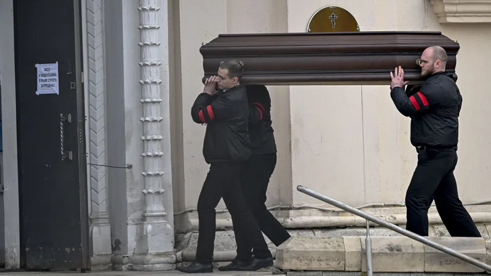 „Ти не се страхуваше и ние не се страхуваме“: Навални бе погребан в Москва