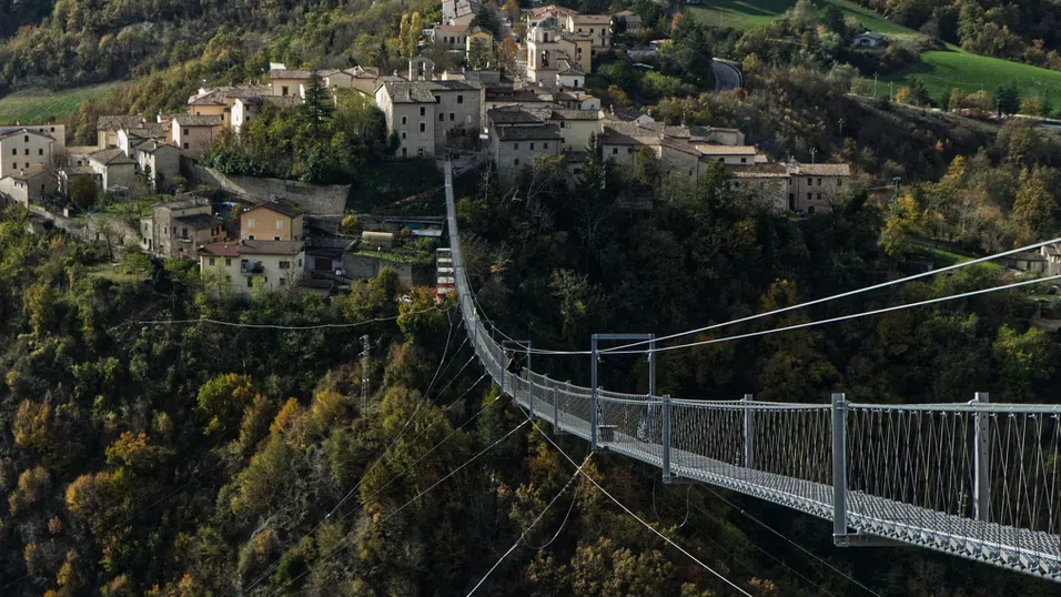 Разходка с адреналин: Най-високият пешеходен мост в Европа посреща ентусиасти