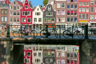 Амстердам отбелязва 25 години от първите в света еднополови бракове