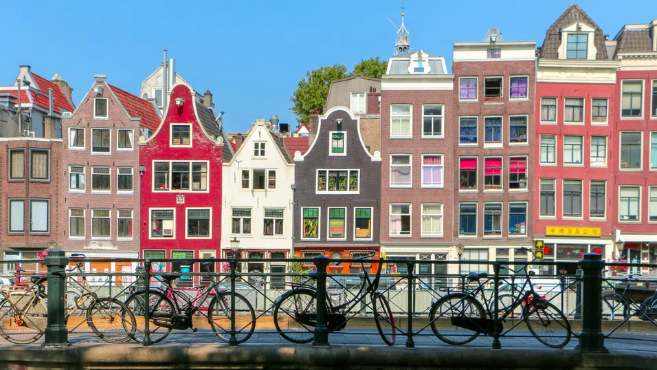 Амстердам отбелязва 25 години от първите в света еднополови бракове