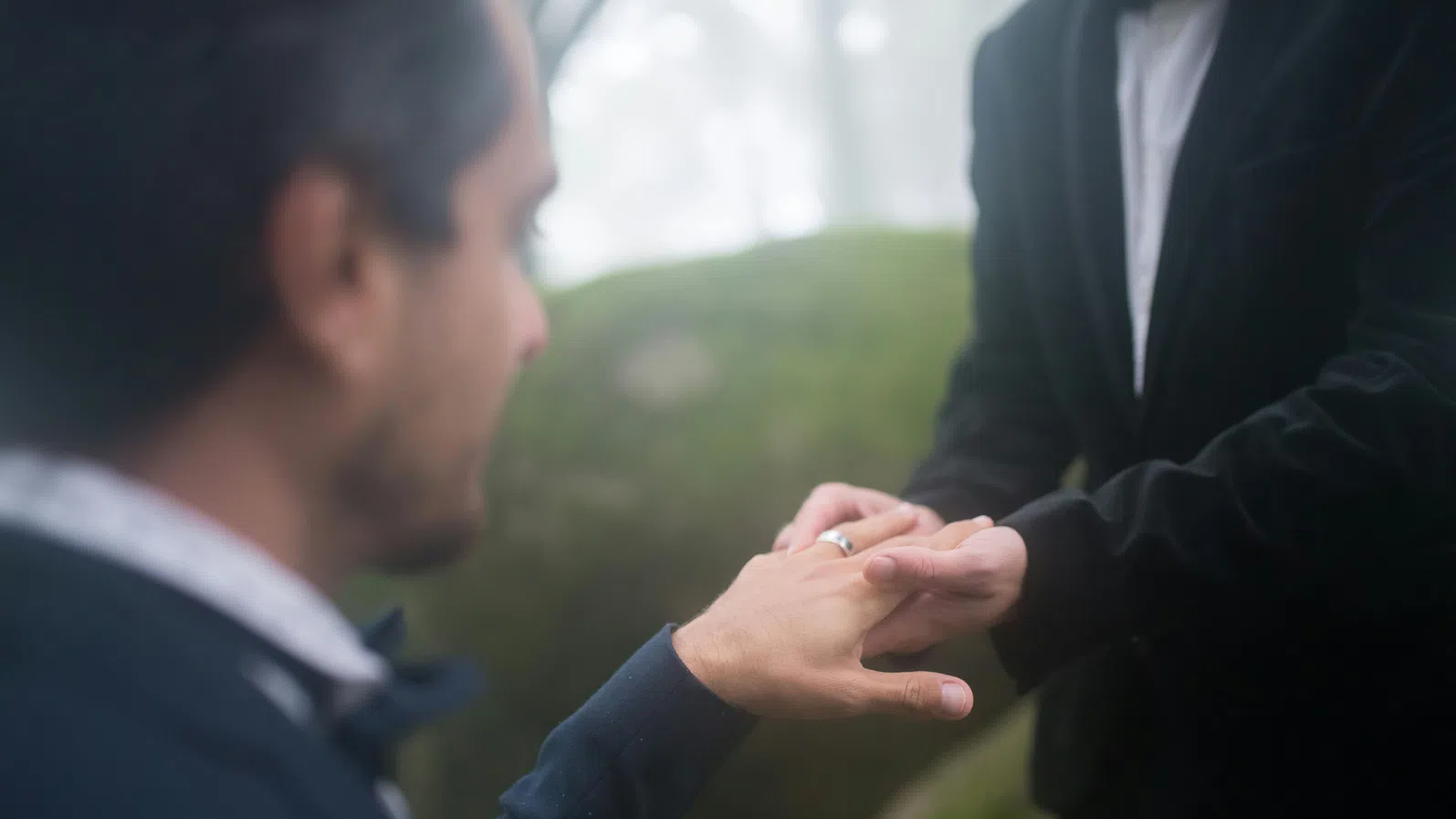 Амстердам отбелязва 25 години от първите в света еднополови бракове