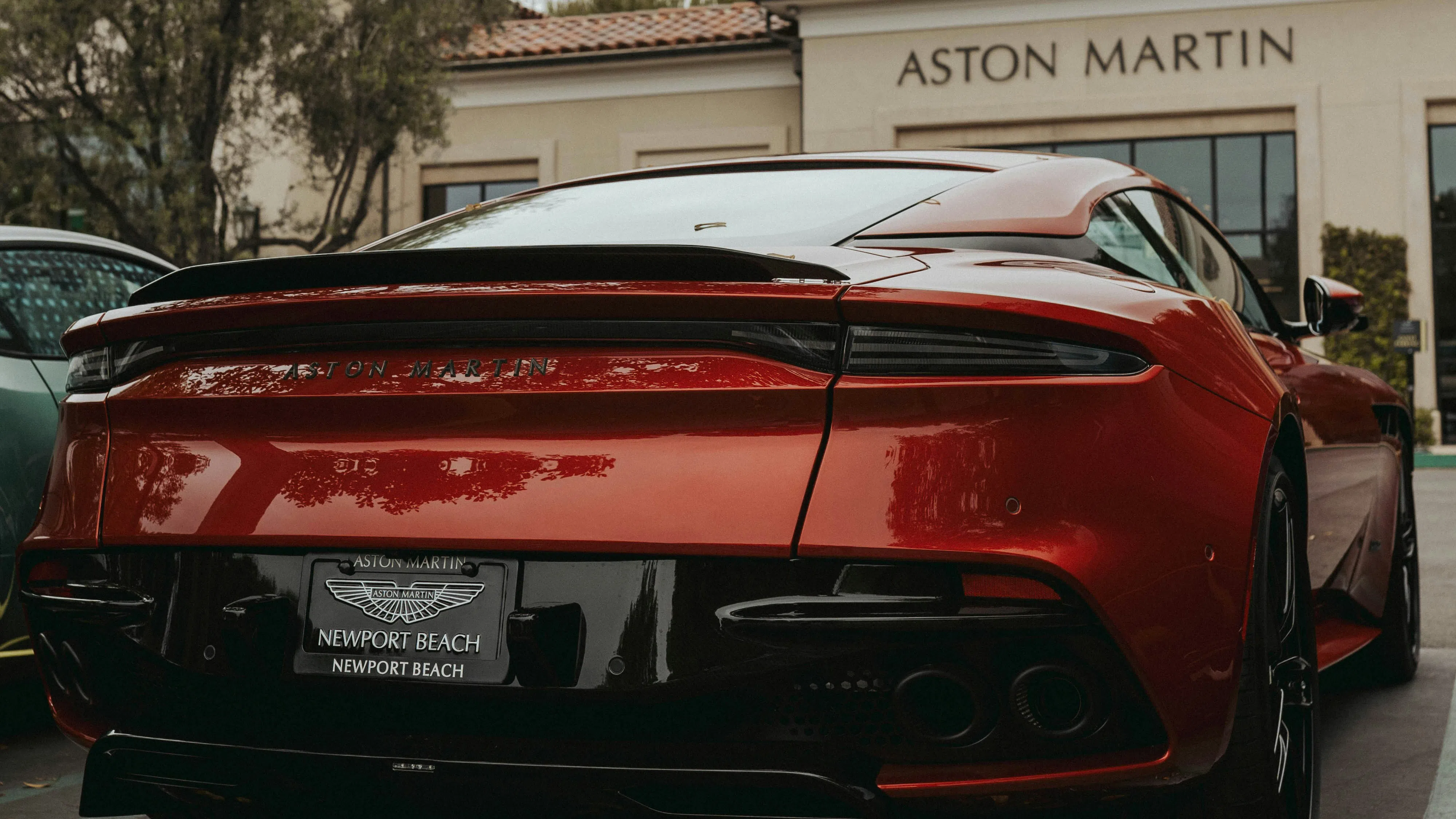 Aston Martin се срива с 12%, загубите се увеличават почти двойно