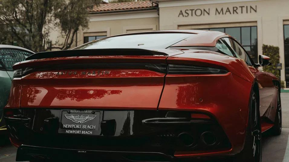 Aston Martin се срива с 12%, загубите се увеличават почти двойно