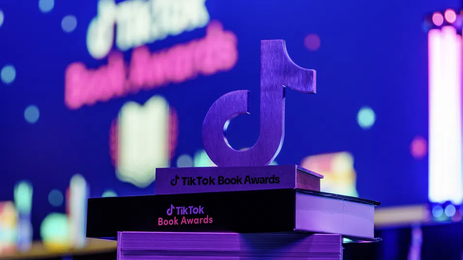 Антиинтелектуализъм или повече нови читатели? BookTok пренаписва правилата на книжния свят