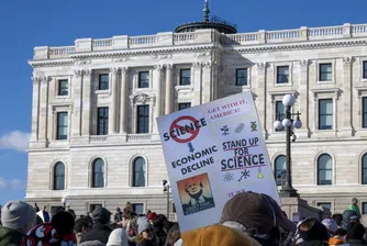 Бягство от Тръмп: Франция посреща първите американски „академични бежанци“