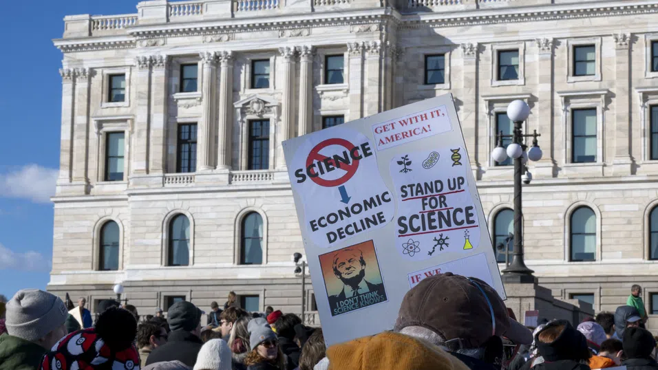 Бягство от Тръмп: Франция посреща първите американски „академични бежанци“