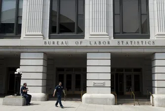 „Това е катастрофално решение, което подкопава доверието в американската икономика“, заяви сенаторът демократ Рон Уайдън